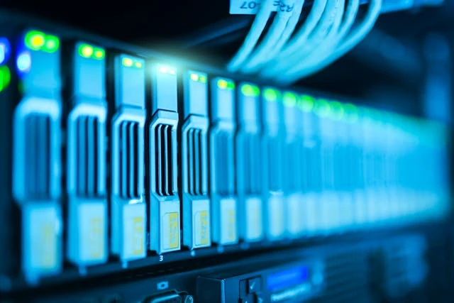 Server-Rack mit blinkenden LEDs