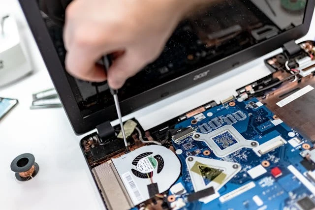 Reparatur eines Computers mit Werkzeug