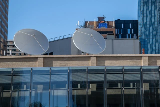 Satellitensch&uuml;ssel auf einem Hausdach