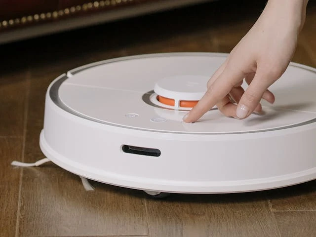 Smarte Haushaltsger&auml;te wie Roboterstaubsauger und K&uuml;hlschrank