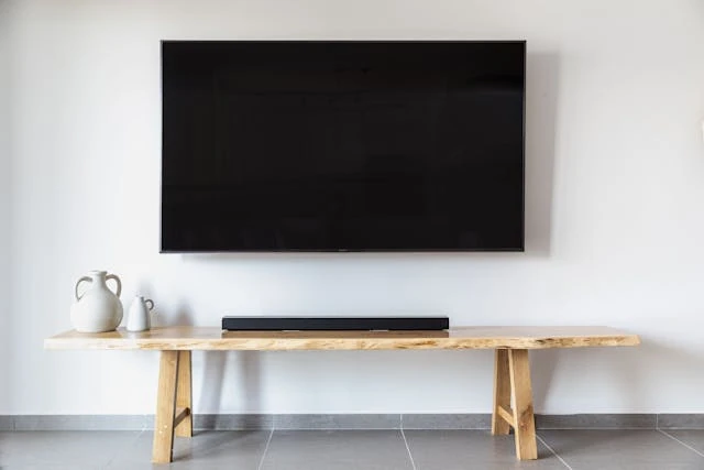 Defekter Fernseher mit besch&auml;digtem Display